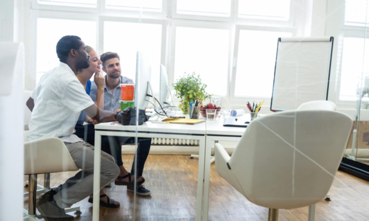 Participants travaillant sur des modèles financiers lors d'une session de formation