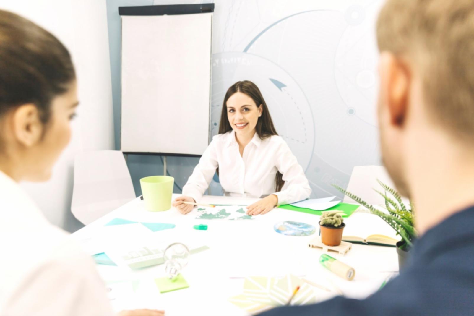 Salle de formation avec participants analysant des données financières